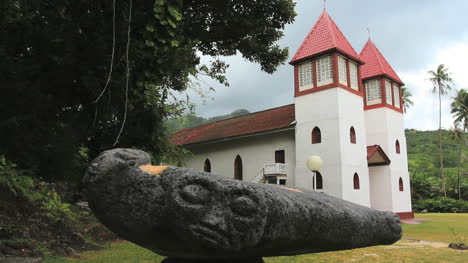 Moorea-Seltsamer-Stein-Und-Kirche