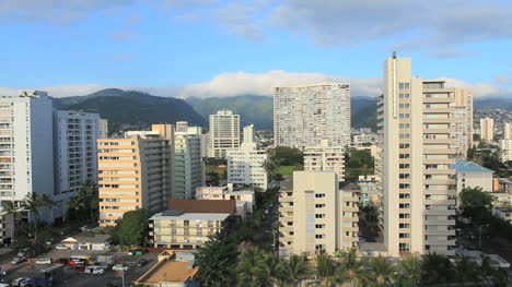 Honolulu-skyline-and-mountains