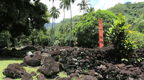 Tahiti-Atahurahu-Marae-Stele