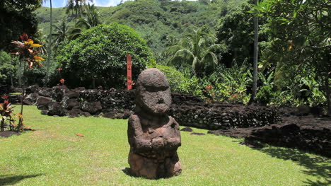 Tahiti-god-figures-at-a-Marae