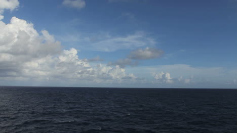 Wolken-Und-Meer-Von-Einem-Schiff-Aus