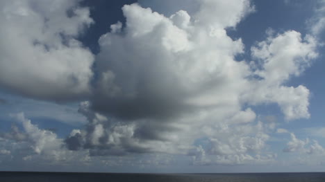 Nube-Espectacular-Cúmulo-Sobre-El-Océano