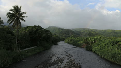 Tahiti-Flusstal-Schwacher-Regenbogen