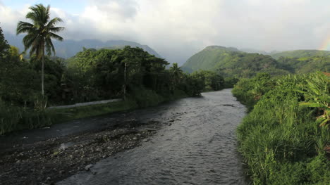 Tahiti-river-and-valley