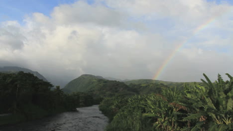Tahiti-Pfannen-Zum-Regenbogen-über-Der-Vegetation