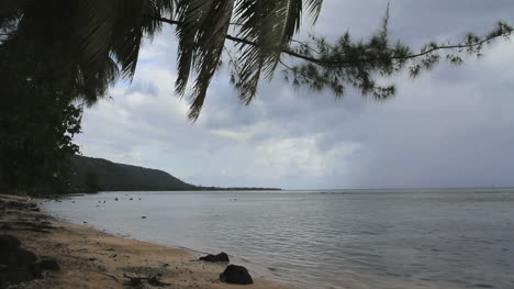 Playa-De-Tahití-Nui-Con-Lluvia