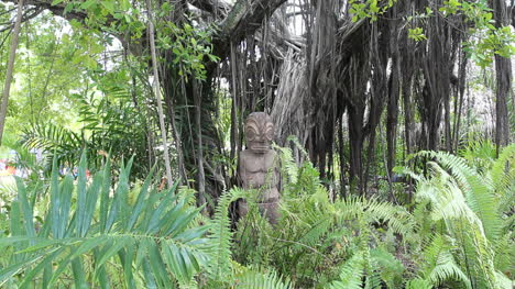 Tahití-Tiki-Debajo-De-Un-árbol-En-Papeete