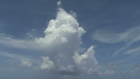 Tropische-Wolken-Steigen-Auf