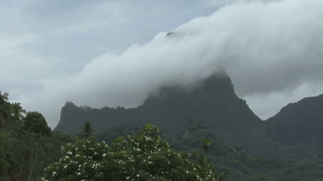 Wolken-über-Den-Bergen-Von-Moorea