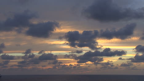 Nubes-De-La-Tarde-En-El-Mar