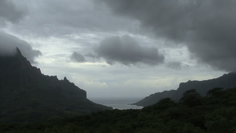 Nubes-Grises-Sobre-Una-Isla-Tropical