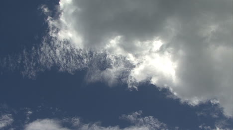 Tropische-Wolken-Bewegen-Sich-Schnell