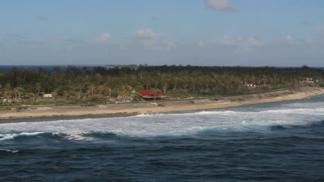 Haus-Mit-Rotem-Dach-Und-Strand-Auf-Rangiroa