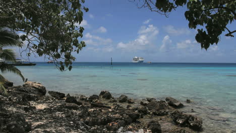 Entferntes-Kreuzfahrtschiff-In-Einer-Rangiroa-Lagune