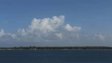 Nube-Sobre-Un-Atolón