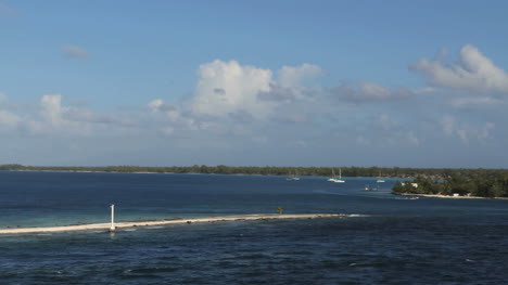 Rangiroa-boats-in-bay