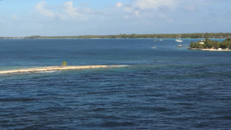 Barcos-Y-Una-Isla-De-Arena-En-Una-Laguna.