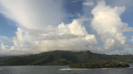 Varios-Tipos-De-Nubes-Sobre-Una-Isla-Tropical