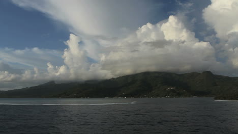 Wolken-über-Einer-Tropischen-Insel