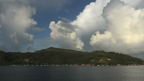 Eine-Wolke-über-Einer-Tropischen-Insel