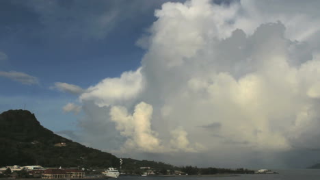 Eine-Riesige-Wolke-über-Uturoa-Auf-Raiatea