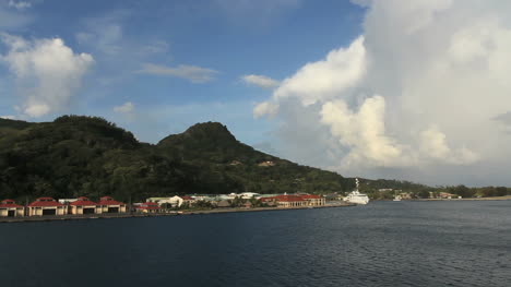 Blick-Auf-Die-Stadt-Uturoa-In-Raiatea