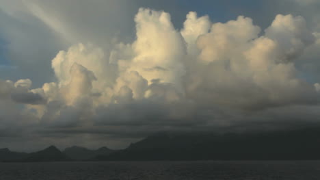Eine-Riesige-Wolke-über-Raiatea