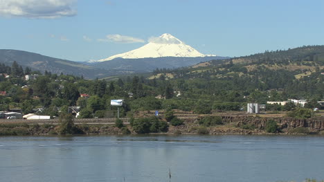 Columbia-Y-Mount-Hood-Cerca-De-Los-Dalles.