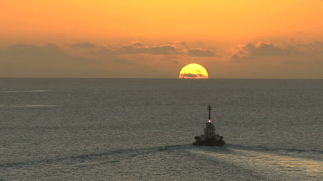 Bonaire-tugboat-and-setting-sun
