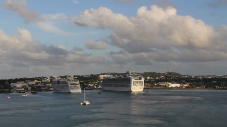 Antigua-St.-John&#39;s-Con-Barcos-Curise