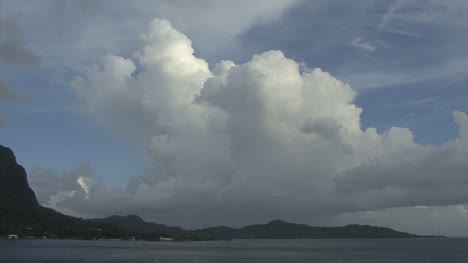 Bora-Bora-Große-Gewitterwolke