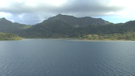 Huahine-zooms-out-from-house