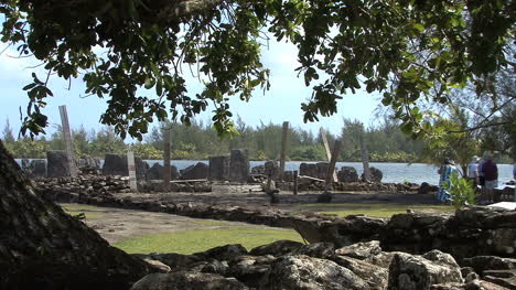 Huahine-Heilige-Stätte,-Eingerahmt-In-Blättern