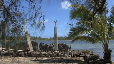 Huahine-Heilige-Stätte-Mit-Vogel-Und-Palmen