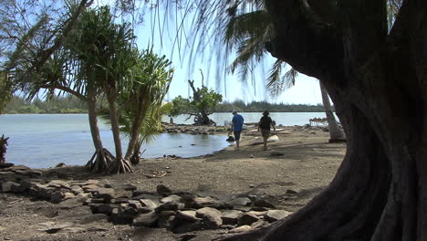 Turistas-Huahine-Visitan-Sitio-Sagrado