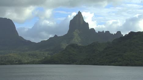 Moorea-zooms-out-Opunohu-Bay