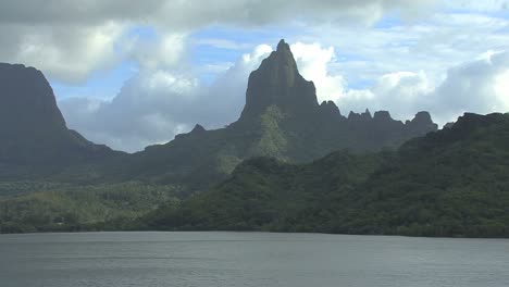 Moorea-Zoomt-Die-Bucht-Von-Opunohu-Heraus