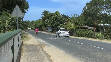 Mujer-Moorea-En-Bicicleta