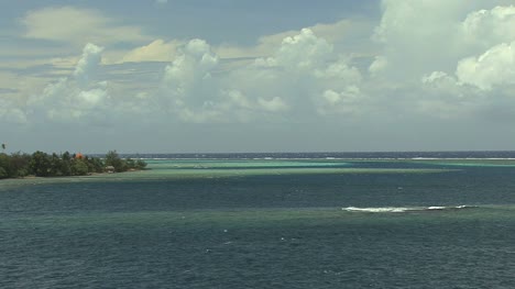 Vista-De-Moorea-Del-Arrecife-Y-La-Laguna