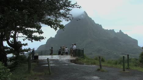 Moorea-tourists-at-an-observation-point