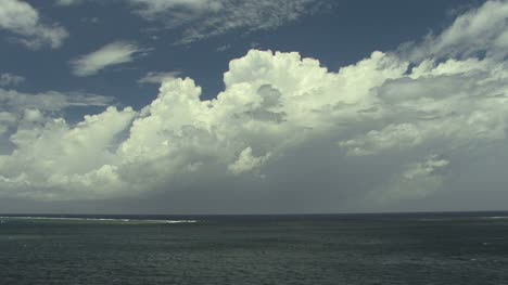 Moorea-Timelapse-Wolken-Am-Laguneneingang