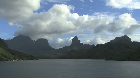 Timelapse-Nubes-Sobre-El-Monte-Rotui-En-Moorea