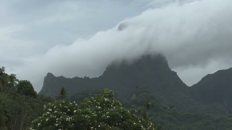 Moorea-Time-Lapse-Nubes-Y-Un-Pico-De-Montaña