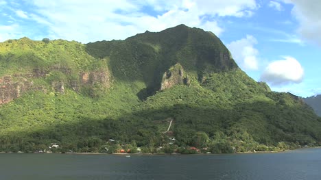 Moorea-Siedlung-In-Der-Bucht-Von-Opunohu