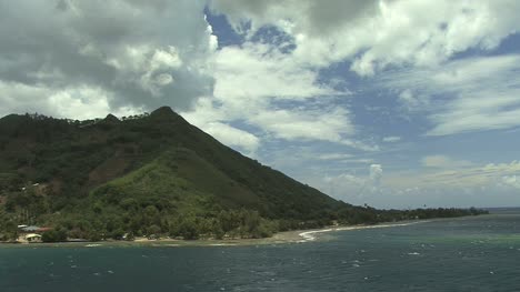 Entrada-A-La-Laguna-Moorea-Con-Nubes