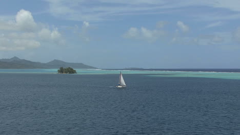 Raiatea-Segelboot-In-Lagunenblick