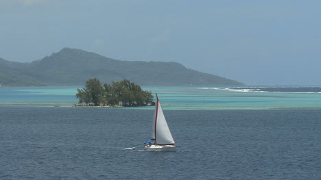 Raiatea-Segelboot-In-Der-Lagune-2