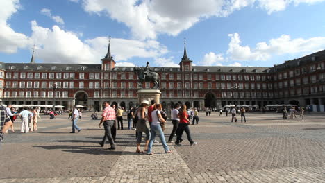 Madrid-Plaza-Bürgermeister-Mit-Wolken-3