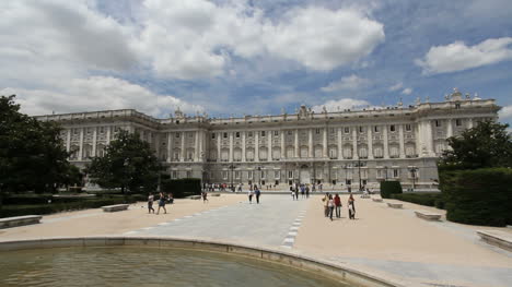 Vista-Amplia-Del-Palacio-Real-De-Madrid