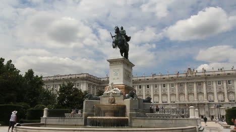 Madrid-Statue-Und-Palast-1